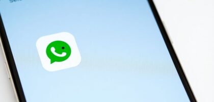 Chatbot de WhatsApp interactuando con un cliente.