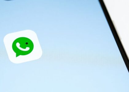 Chatbot de WhatsApp interactuando con un cliente.